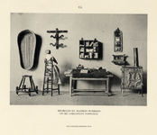 220389 Afbeelding van meubelen en allerlei huisraad afkomstig uit het 17e eeuwse poppenhuis, onderdeel van de collectie ...